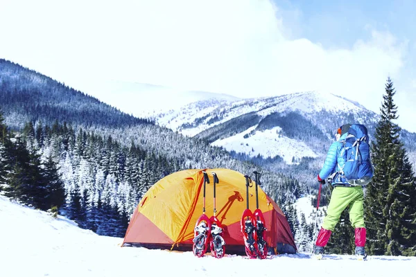 Senderismo de invierno en las montañas en raquetas de nieve con una mochila y —  Fotos de Stock