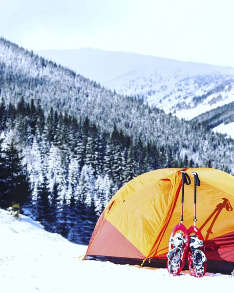 Winterwandern in den Bergen auf Schneeschuhen mit Rucksack und — Stockfoto