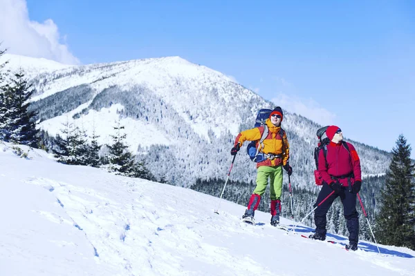 冬のバックパックをスノーシューで山でのハイキング、 — ストック写真