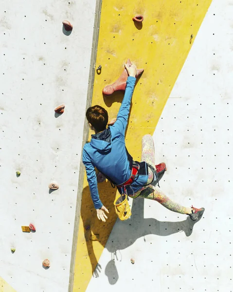 The climber trains on the simulator on the street. — Stock Photo, Image