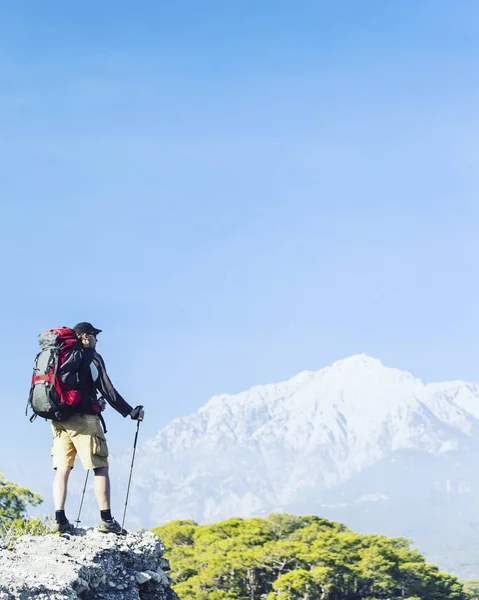 Hiking Çadır bir sırt çantası ile dağlarda yaz. — Stok fotoğraf