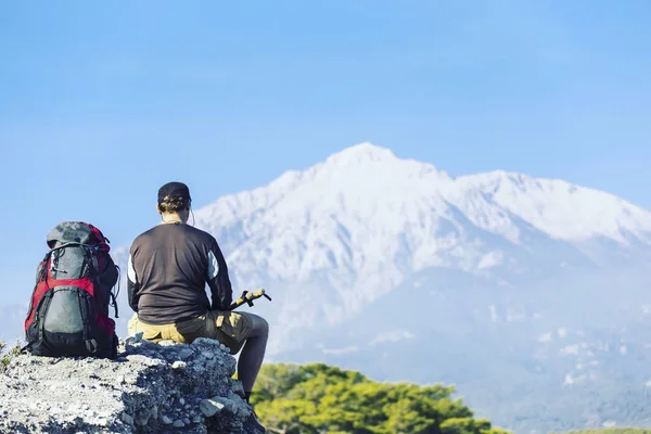 Hiking Çadır bir sırt çantası ile dağlarda yaz. — Stok fotoğraf