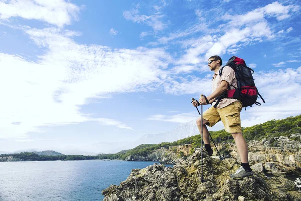 Sommar vandring i bergen med en ryggsäck och tält. — Stockfoto