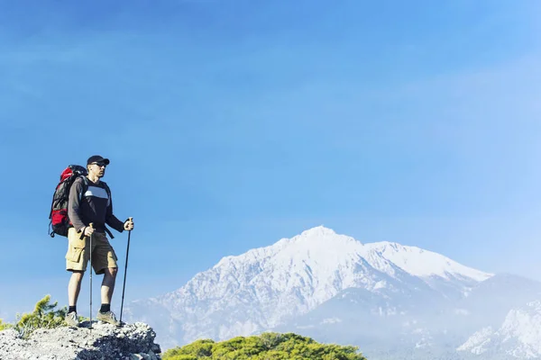 Hiking Çadır bir sırt çantası ile dağlarda yaz. — Stok fotoğraf