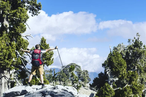 Hiking Çadır bir sırt çantası ile dağlarda yaz. — Stok fotoğraf