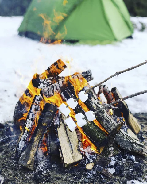 Cocinar el desayuno en el campamento de invierno . —  Fotos de Stock