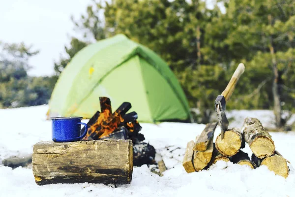 Cooking breakfast in winter camping. — Stock Photo, Image