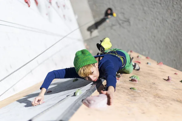 El escalador entrena en el simulador en la calle . — Foto de Stock