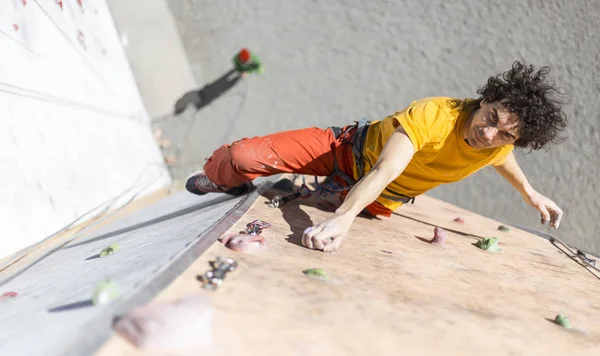 The climber trains on the simulator on the street. — Stock Photo, Image