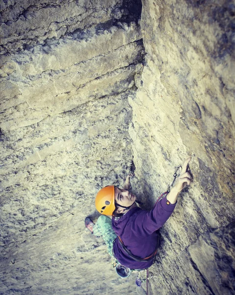 Rock climber reaching for his next hand hold, Joshua Tree Nation — Stock Photo, Image