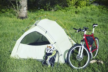 Dağ göl kenarında kamp çadır kurmak.