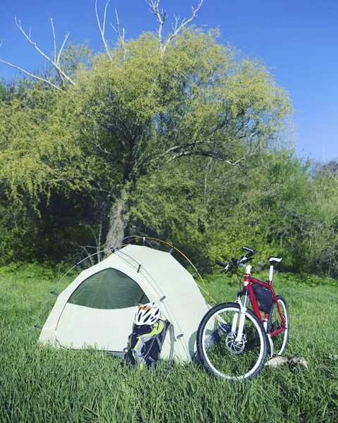 Camping stan zřízený horské jezero. — Stock fotografie