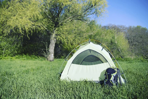 Camping stan zřízený horské jezero. — Stock fotografie