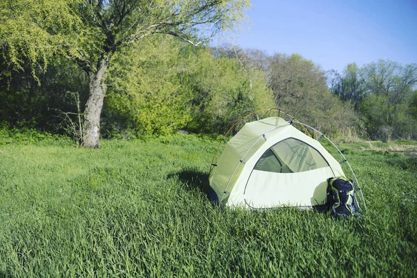 Camping stan zřízený horské jezero. — Stock fotografie
