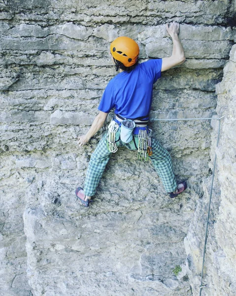 Rock climber reaching for his next hand hold, Joshua Tree Nation — Stock Photo, Image