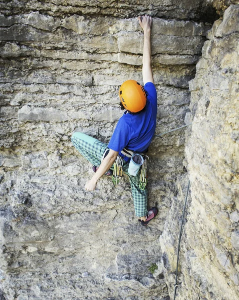 Scalatore di roccia in cerca della sua prossima presa, Joshua Tree Nation — Foto Stock