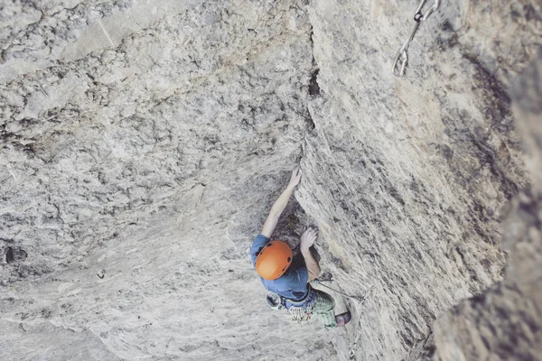 Rock climber reaching for his next hand hold, Joshua Tree Nation — Stock Photo, Image