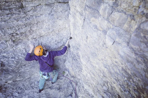 Bergsklättrare nå för hans nästa hand-hålla, Joshua Tree Nation — Stockfoto