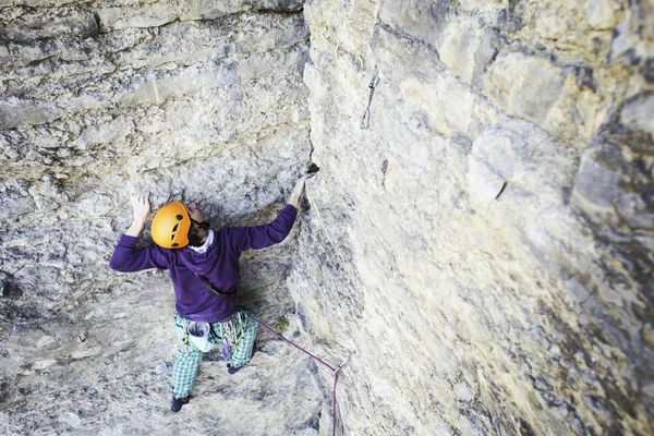 Bergsteiger greift nach seiner nächsten Hand, Joschua-Baumnation — Stockfoto