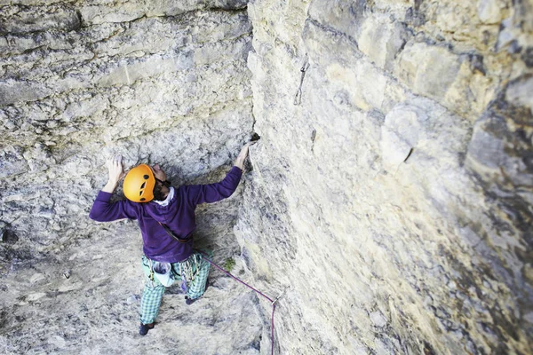 Rock climber reaching for his next hand hold, Joshua Tree Nation — Stock Photo, Image