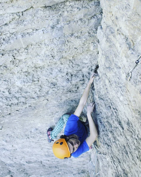 Rock climber reaching for his next hand hold, Joshua Tree Nation — Stock Photo, Image