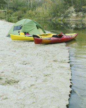 Doğal göl Kayak ile kamp. Yaz göl sahne.
