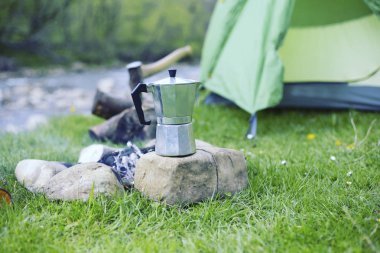 Yemek kahvaltı bir yaz kampında bir kamp ateşi üzerinde.