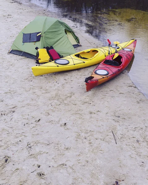 Malebné jezero kemp s kajaku. Letní krajina jezero. — Stock fotografie