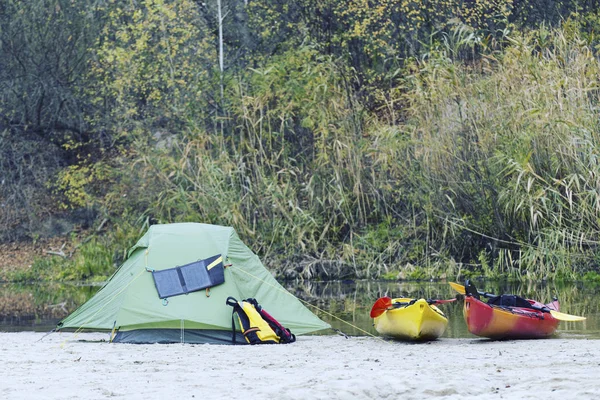 Lago escénico Camping con Kayak. Verano Lago Paisaje . — Foto de Stock