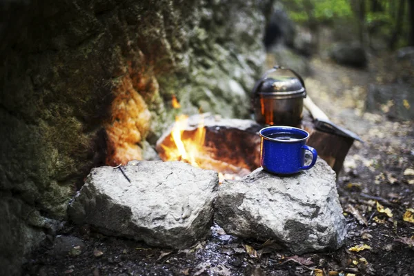 Cucinare la colazione in un falò in un campo estivo . — Foto Stock