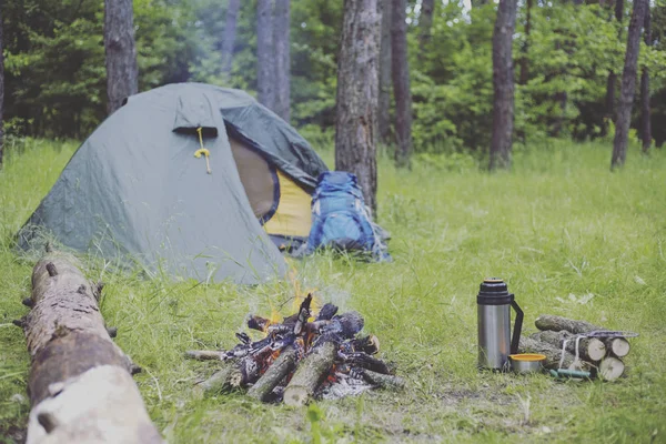 夏のキャンプのキャンプファイヤーでの朝食を調理. — ストック写真