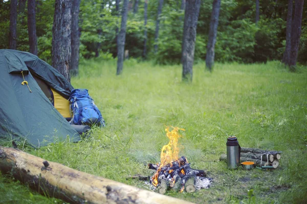 Cozinhar café da manhã em uma fogueira em um acampamento de verão . — Fotografia de Stock