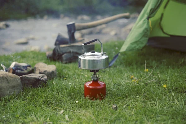 Vaření snídaně na táborák na letním táboře. — Stock fotografie