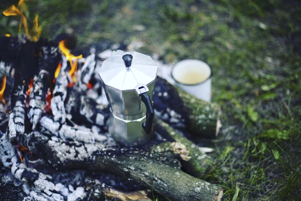 Cucinare la colazione in un falò in un campo estivo . — Foto Stock