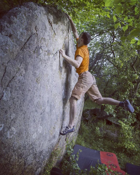 Rock climber reaching for his next hand hold Joshua Tree Nationa — Stock Photo, Image