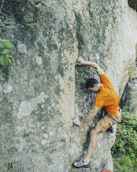 Escalador de roca alcanzando su próxima mano sostiene Joshua Tree Nationa —  Fotos de Stock