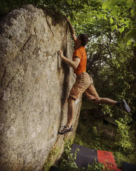 Rock climber reaching for his next hand hold Joshua Tree Nationa — Stock Photo, Image