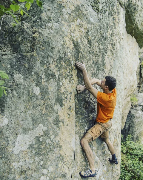 Escalador de roca alcanzando su próxima mano sostiene Joshua Tree Nationa —  Fotos de Stock