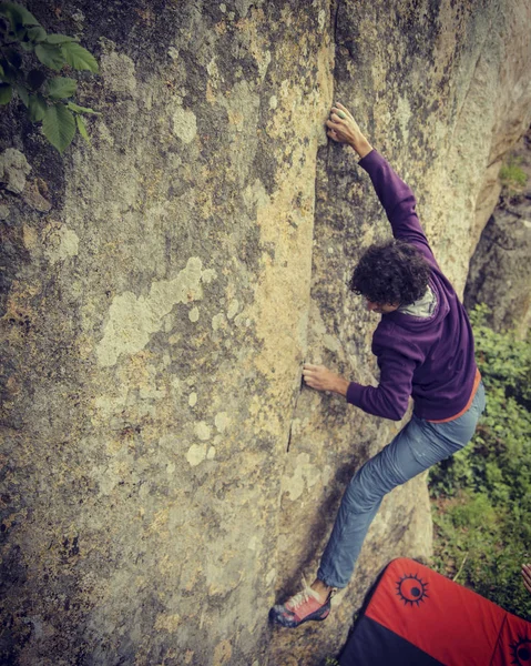 Rock climber reaching for his next hand hold Joshua Tree Nationa — Stock Photo, Image