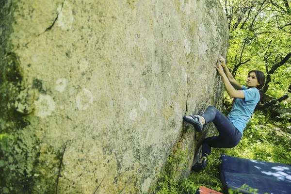 Escalador de roca alcanzando su próxima mano sostiene Joshua Tree Nationa —  Fotos de Stock