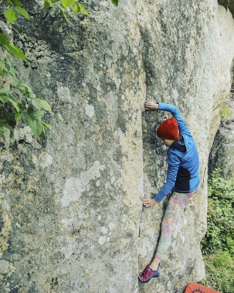 Rock-mászó eléri a következő kezét tartsa Joshua Tree Nationa — Stock Fotó