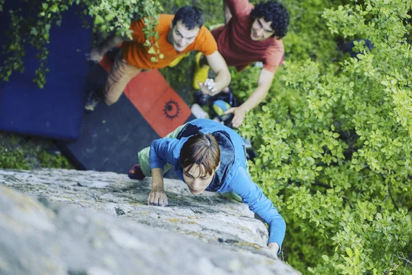 Escalador de roca alcanzando su próxima mano sostiene Joshua Tree Nationa —  Fotos de Stock