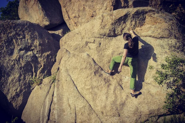 Rock climber reaching for his next hand hold Joshua Tree Nationa — Stock Photo, Image