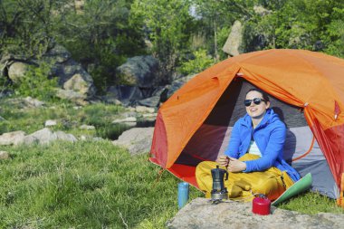 Yemek kahvaltı bir yaz kampında bir kamp ateşi üzerinde.