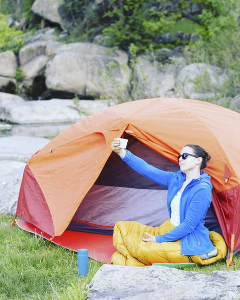 Cooking breakfast on a campfire at a summer camp. — Stock Photo, Image