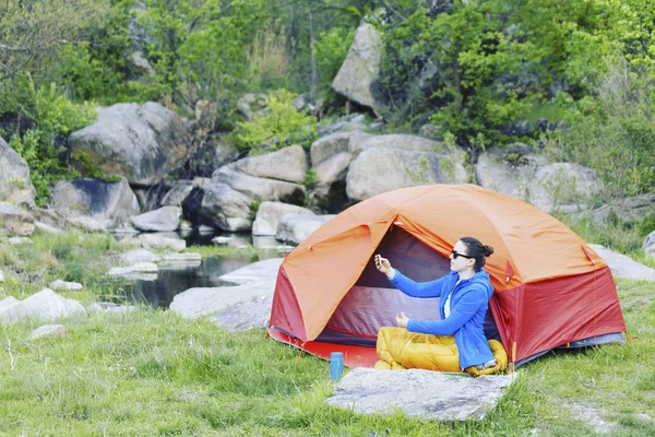 Cooking breakfast on a campfire at a summer camp. — Stock Photo, Image