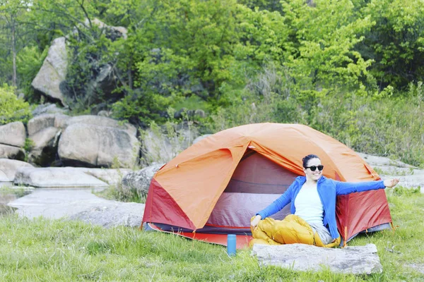 Cooking breakfast on a campfire at a summer camp. — Stock Photo, Image