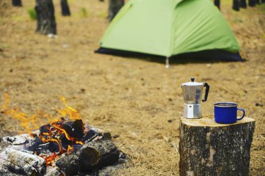 Ormanda kamp. Kahvaltı tehlikede hazırlanması.