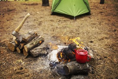 Ormanda kamp. Kahvaltı tehlikede hazırlanması.