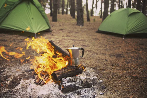 Camping in the forest. Preparation of breakfast at the stake. — Stock Photo, Image